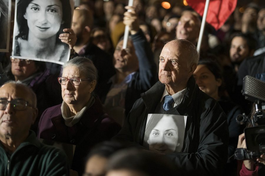 Föräldrarna till mördade Daphne Caruana Galizia vid en protest mot premiärminister Joseph Muscat.
