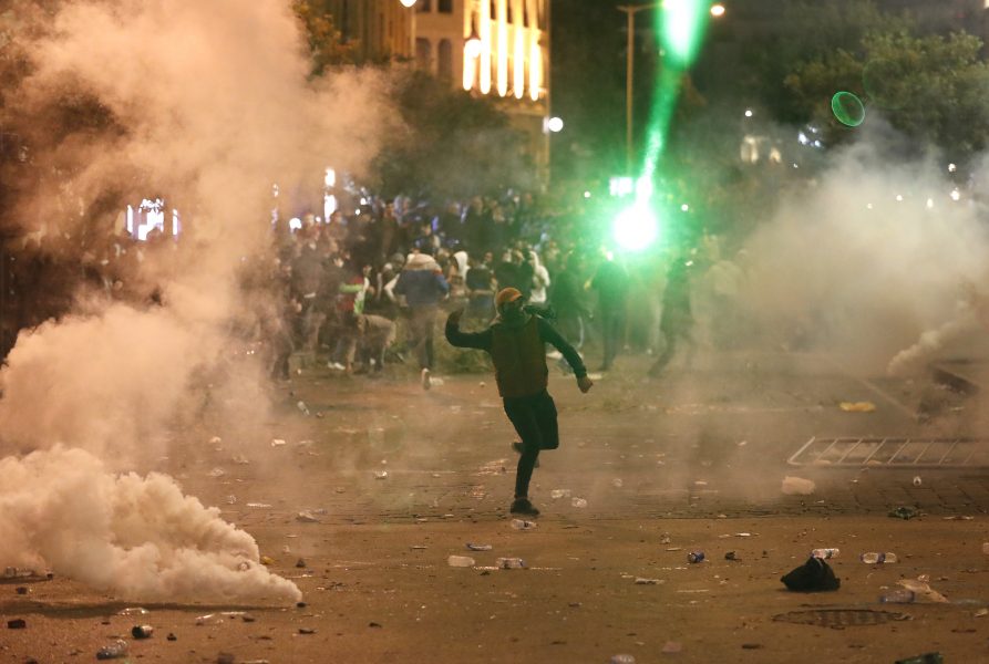 Demonstranter möttes med tårgas, gummibeklädda kulor och vattenkanoner i Libanons huvudstad Beirut.