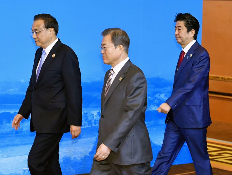 Li Keqiang, Moon Jae-In och Shinzo Abe vid inledningen av toppmötet i Chengdu.