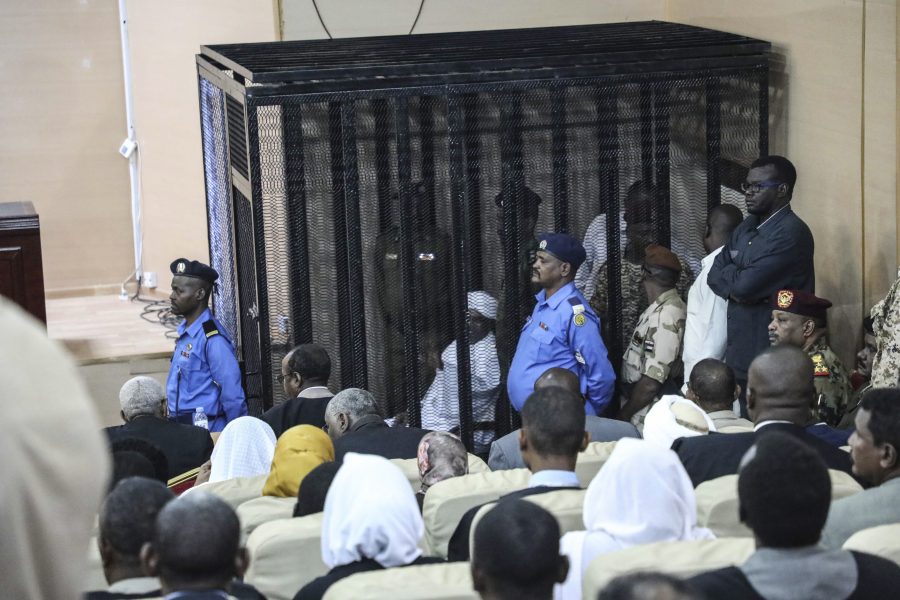 Förre presidenten Omar al-Bashir sitter i en bur under rättegången i Khartoum.