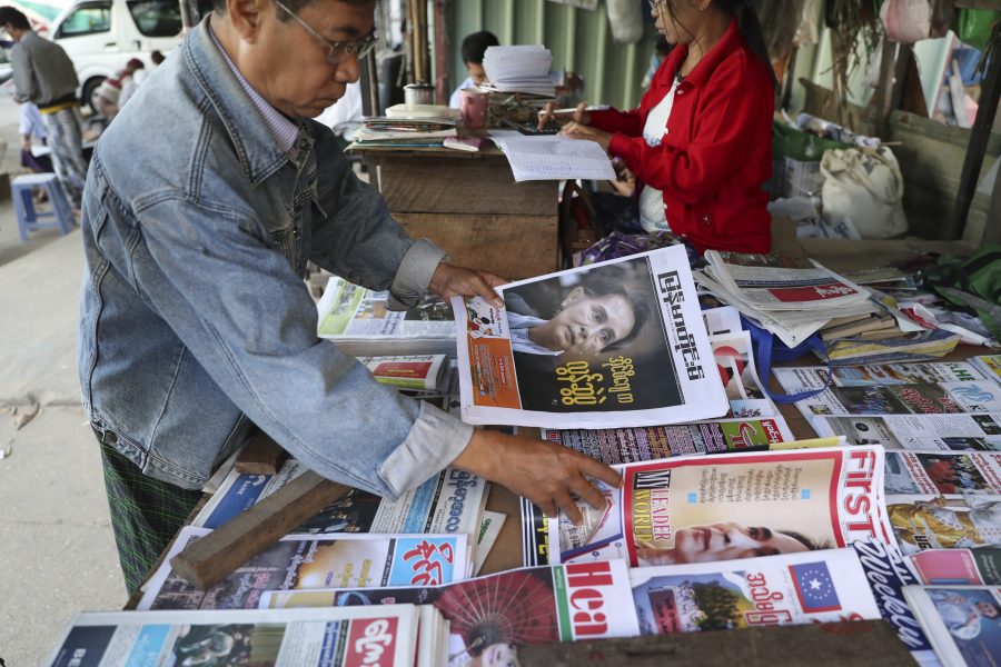 Nyhetstidningar med Aung San Suu Kyi på omslaget, i Rangoon, Myanmar.