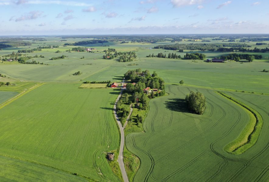 Jordbruksmark, lantbruk och åkrar från ovan i Håbo kommun.