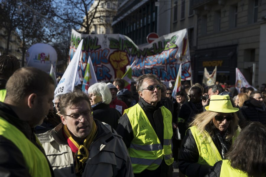 Att ta bort eller reducera subventioner till fossila bränslen har väckt stora protestera på flera håll i världen – från Frankrike till Ecuador.