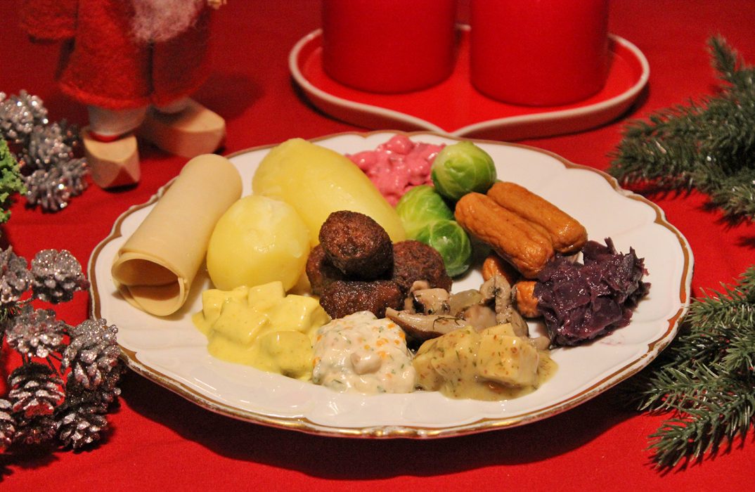 Syres supersnabba jultallrik består bland annat av Anammas gottbullar, Peas of heavens prinskorvar samt Quorns rökta skivor.