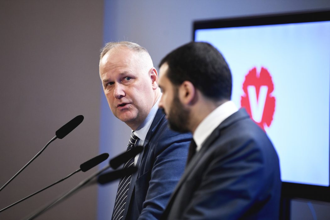 Partiledare Jonas Sjöstedt (V) och arbetsmarknadspolitisk talesperson Ali Esbati (V) hotar med att väcka misstroende mot arbetsmarknadsminister Eva Nordmark (S) under en pressträff i riksdagens presscenter.