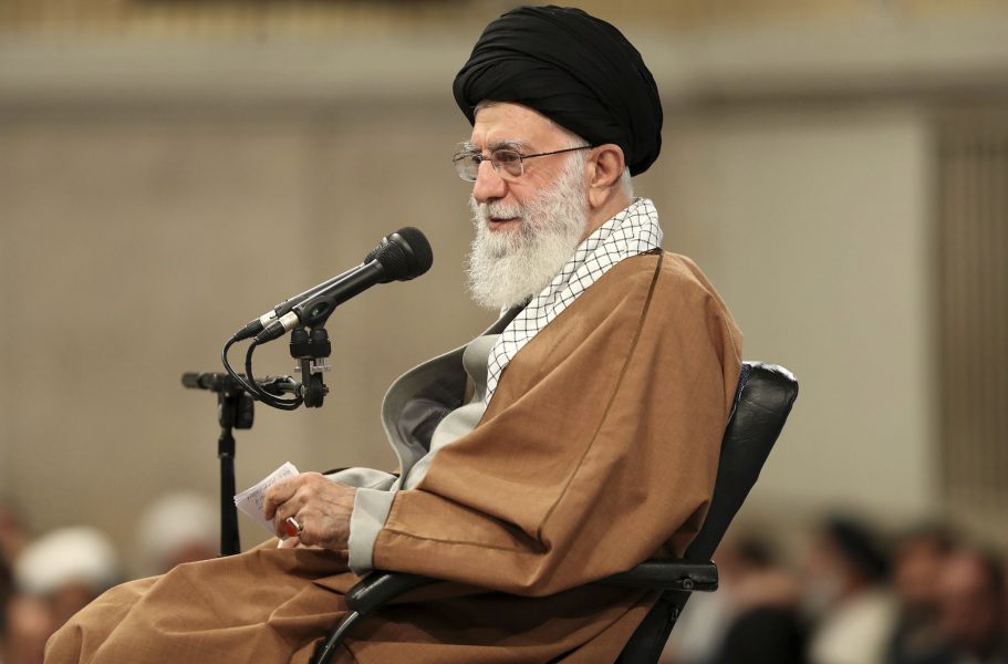 Ayatolla Ali Khamenei ska under ett möte ha gett en order till regeringen om att med alla medel få ett slut på de regimkritiska protesterna i Iran.