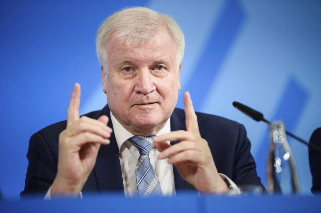 Tysklands inrikesminister Horst Seehofer presenterar satsningen mot våldsbejakande högerextremism.