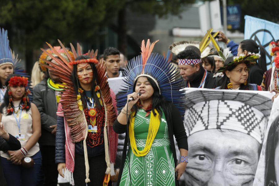 Sônia Guajajara, talesperson för Guajajarafolket bosatt i nordöstra Brasilien (mitten), talar vid en demonstration i samband med klimatmötet i Madrid.