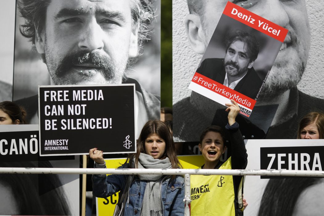 En demonstration för pressfrihet utanför den turkiska ambassaden i Tysklans huvudstad Berlin 2017.