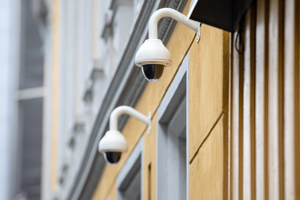 För myndigheter och andra med uppgift av allmänt intresse, som vårdinrättningar, krävs tillstånd från Datainspektionen för att få sätta upp en bevakningskamera.