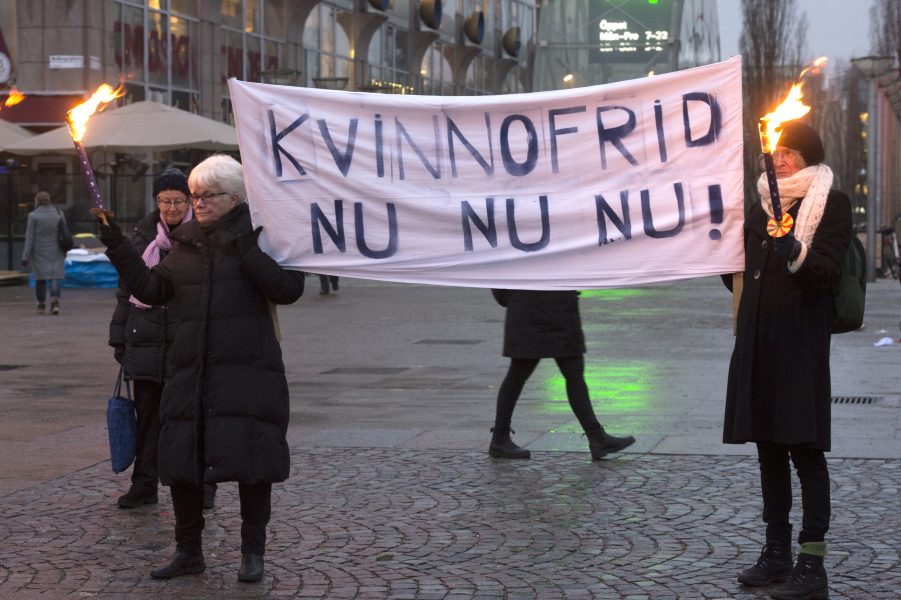  Riksorganisationen för kvinnojourer och tjejjourer i Sverige håller ljusmanifestationer mot våldtäkter och mäns sexuella våld på ett flertal orter, i Stockholm på Medborgarplatsen, vintern 2018.