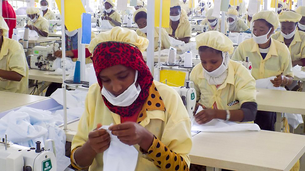 I Etiopien kan en arbetare anställd i textilindustrin tjäna så lite som omkring 260 kronor i månaden, långt under lönerna inom textilindustrin i låglöneländerna Bangladesh och Malaysia.