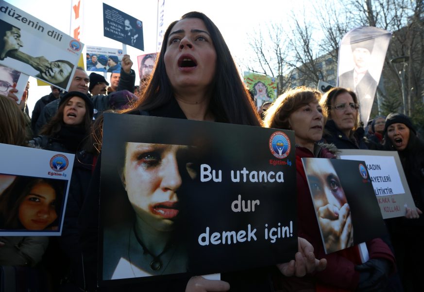 Turkiska kvinnor i demonstration 2015 mot det dödliga våldet mot kvinnor i landet.