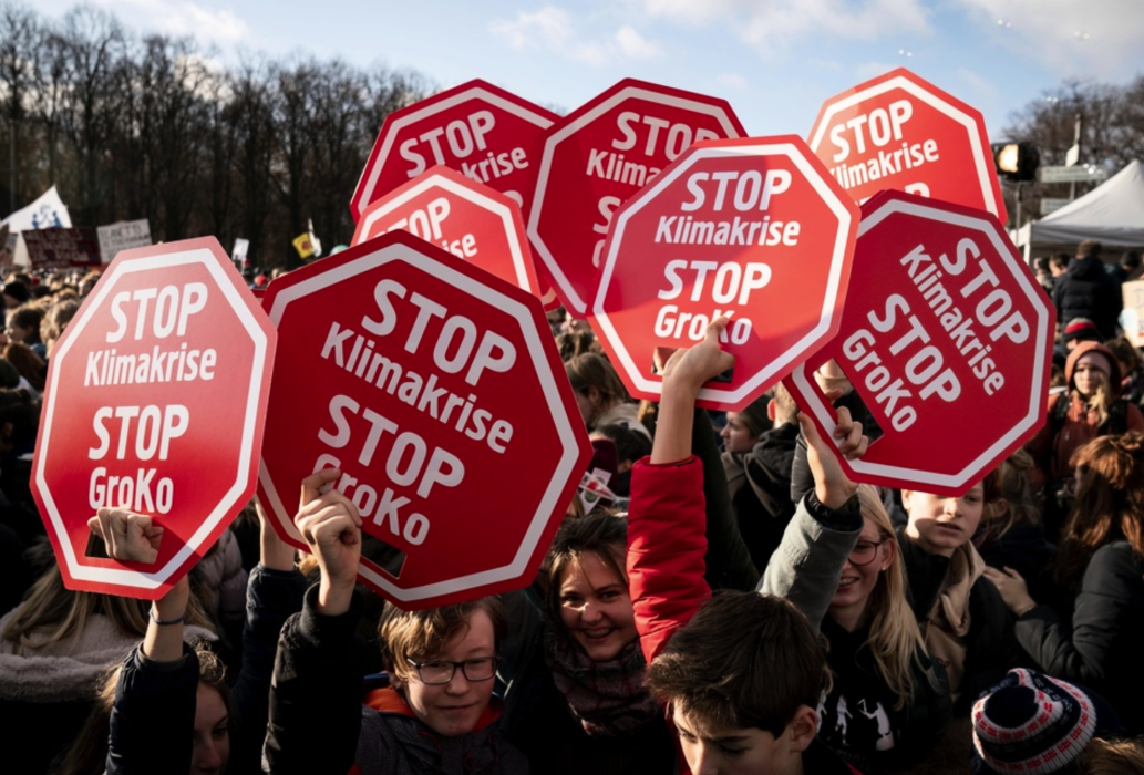 Unga människor kräver att regeringar runt om i världen ska agera mot klimatförändringarna.