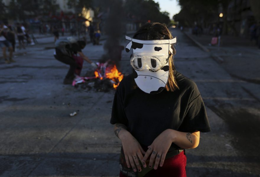 En demonstrant iförd komask i samband med protesterna i Chiles huvudstad Santiago.