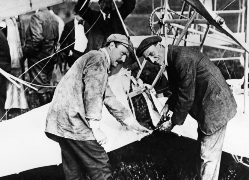 De amerikanska bröderna Orville (till vänster) och Wilbur Wright genomförde en rad flygningar under 1904.