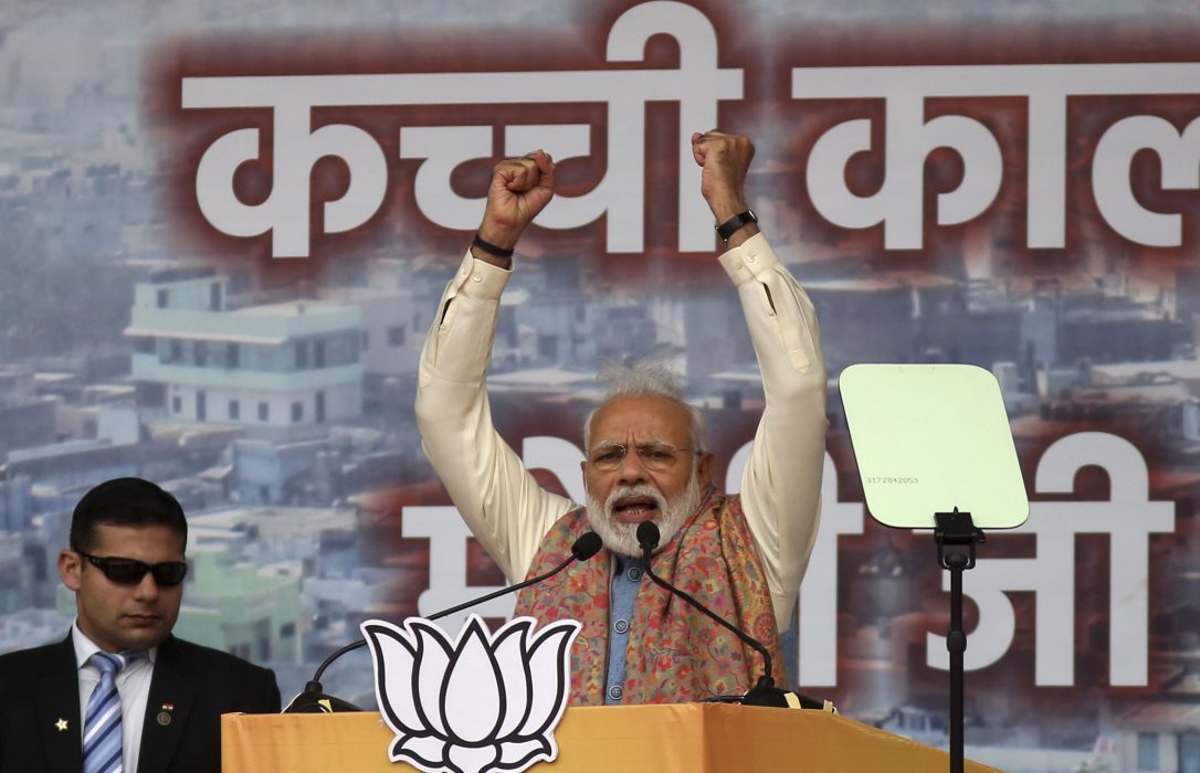 Narendra Modi talar på ett möte för att försvara den nya medborgarskapslagen.
