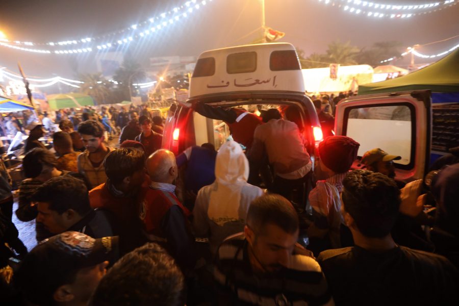 En ambulans anländer till Tahrirtorget sedan beväpnade personer attackerade ett läger för regeringskritiska demonstranter.