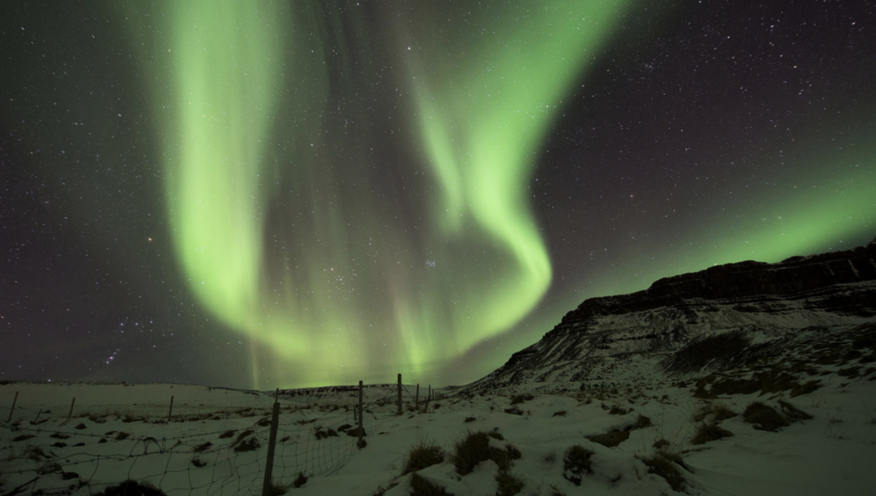 Den magnetiska nordpolens snabba flytt från norra Kanada i riktning mot Sibirien kan innebära tekniska utmaningar för bland annat flygbranschen.