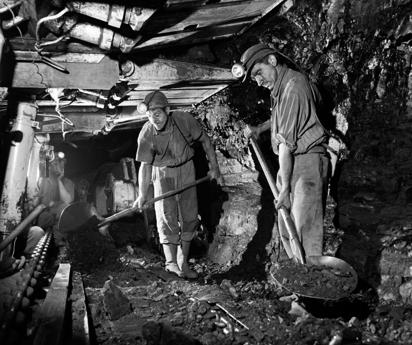Gruvarbetarna Ferenc Kondor och Zoltán Molócsi en kolgruva i Oroszlány i Ungern 1971.