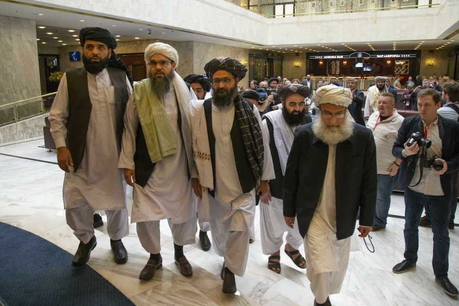 Talibanerna anländer till förhandling i Moskva i maj i år.