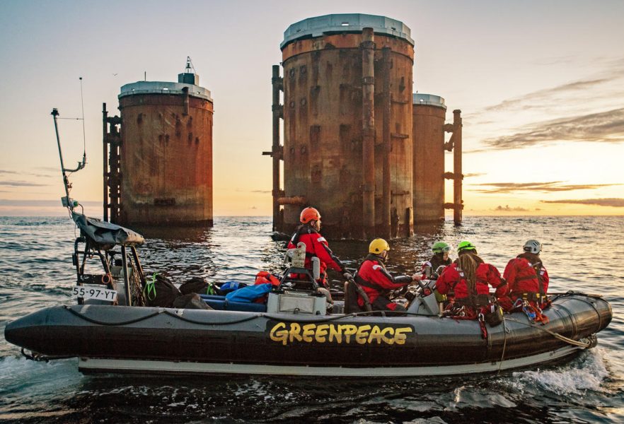 Greenpeace i samband med en aktion mot Shell i Nordsjön.