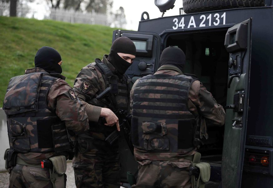 Turkisk polis har gripit närmare 150 misstänkta IS-medlemmar.