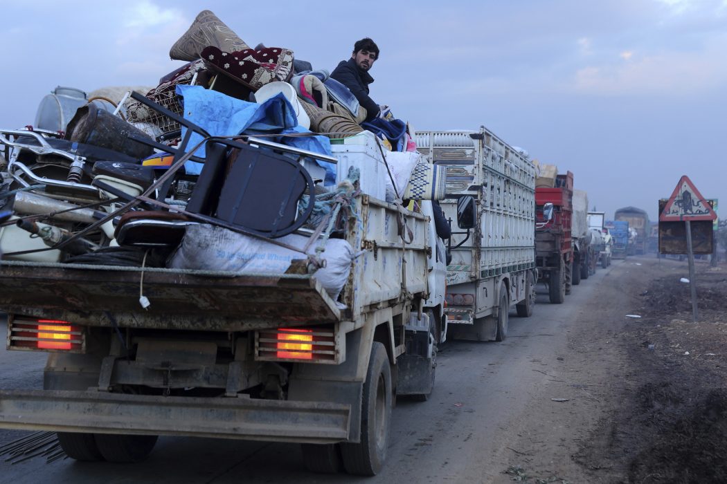 Människor flyr Idlib på julafton.