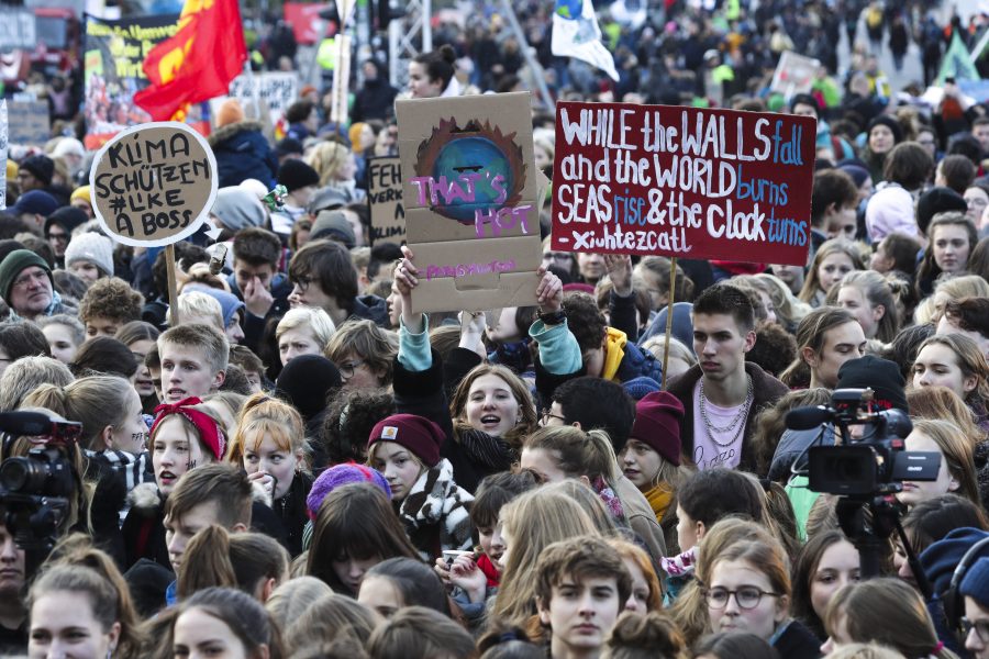 Unga människor demonstrerade i Berlin i fredags med krav på att regeringar runt om i världen ska agera mot klimatförändringarna.