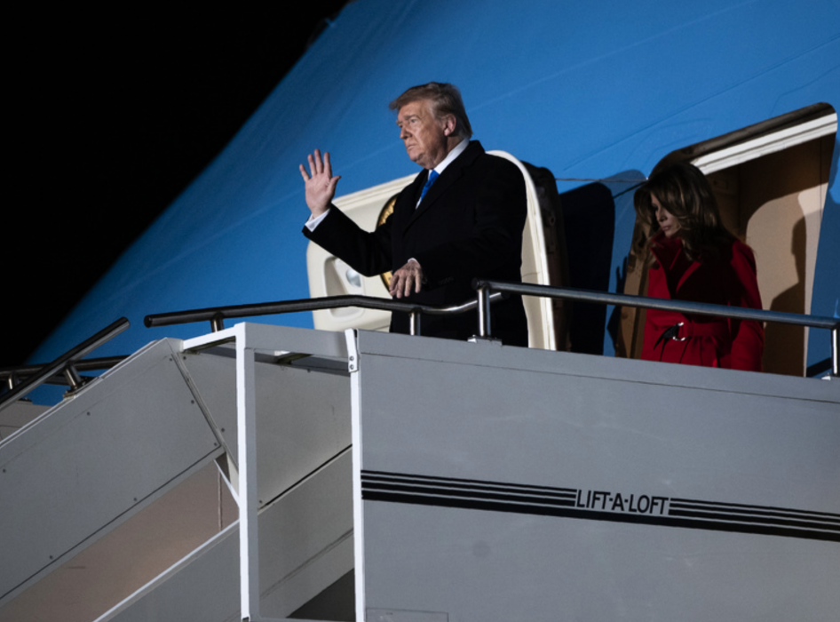 USA:s president Donald Trump och hans fru Melania Trump har landat på Londonflygplatsen Stansted.