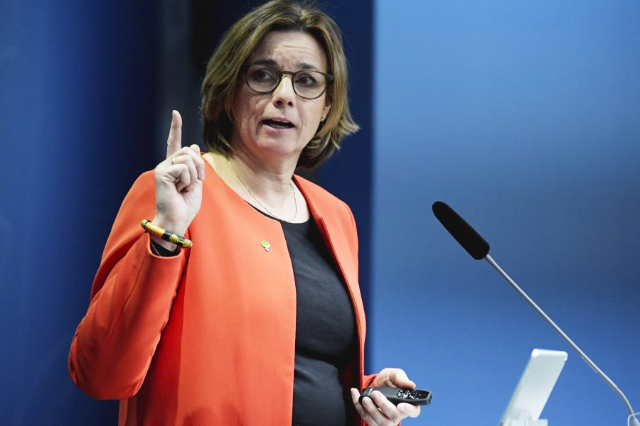 Isabella Lövin, under det webbsända presskonferens där regeringens klimathandlingsplan presenterades.