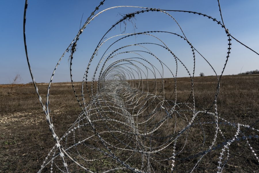 Taggtråd visar var stridslinjen går i östra Ukraina.