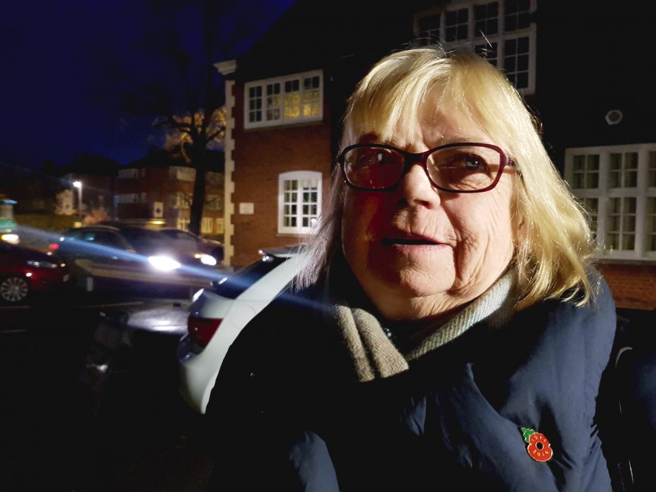 LONDON 20191212
Lill Mullan, från Surbiton i sydvästra London, jobbar som städerska och passade på att rösta innan jobbet.
Foto: Malin Jansson / TT kod 10510 Lill Mullan, från Surbiton i sydvästra London, jobbar som städerska och passade på att rösta innan jobbet