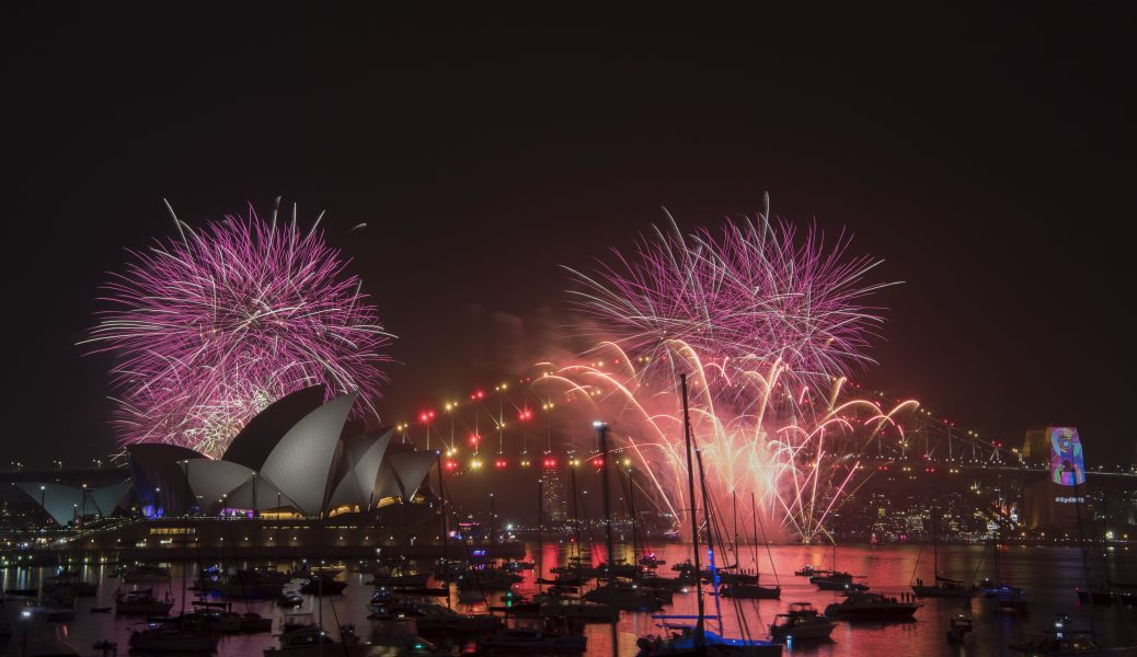 Nyårsfyrverkerier över Sydneys hamn under firandet den 31 december 2018.