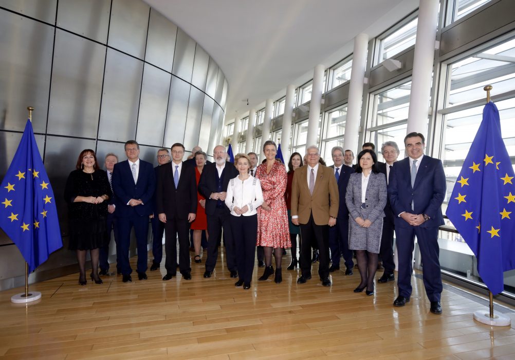 Den nya EU-kommissionen under Ursula von der Leyen (i vitt i mitten) inför sitt första sammanträde i Bryssel.