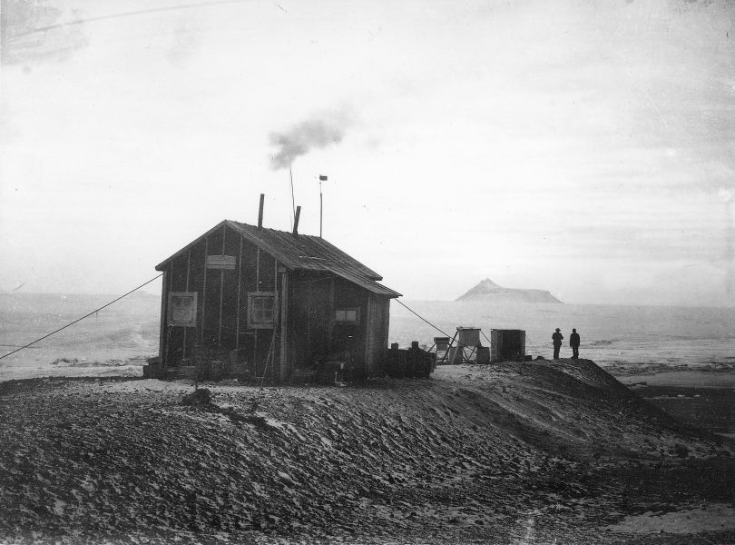 Otto Nordenskjöld och sex andra män bodde två år i huset på Snow Hill i Antarktis.