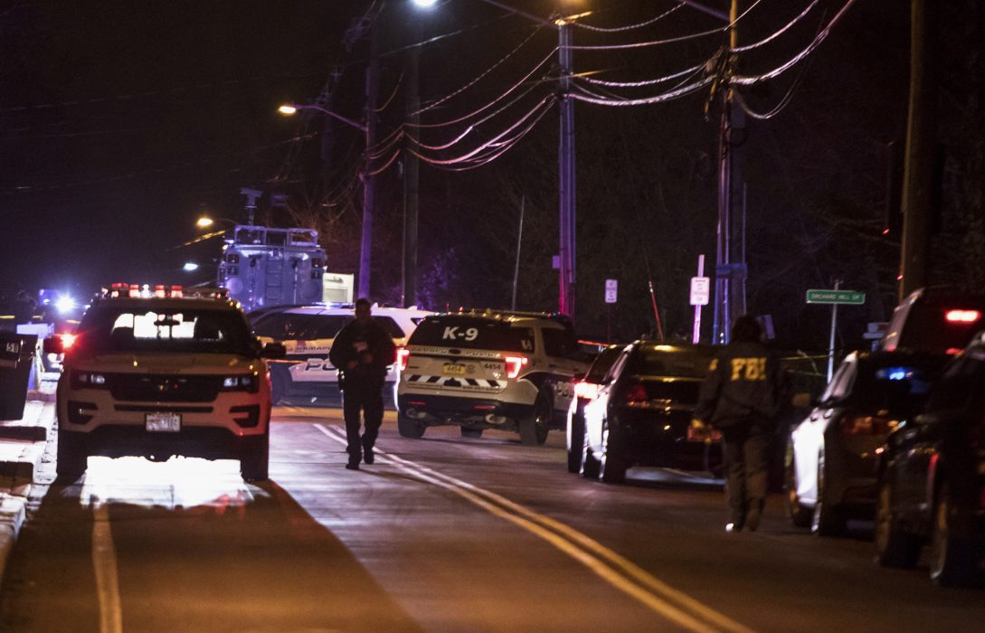 Polis på plats utanför rabbinens hem i Monsey, i den amerikanska delstaten New York, där en machetebeväpnad gärningsman gick till angrepp mot ett chanukkafirande.