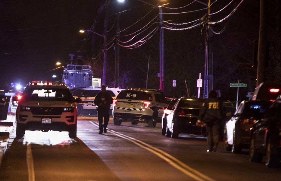 Polis på plats utanför rabbinens hem i Monsey, i den amerikanska delstaten New York, där en machetebeväpnad gärningsman gick till angrepp mot ett chanukkafirande.
