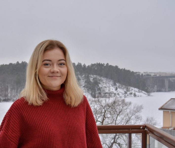 Katja Holböll läser ett masterprogram i freds- och konfliktstudier vid Uppsala universitet och är engagerad i Sveriges elevkårer, 1 av 83 ungdomsorganisationer från civilsamhället.