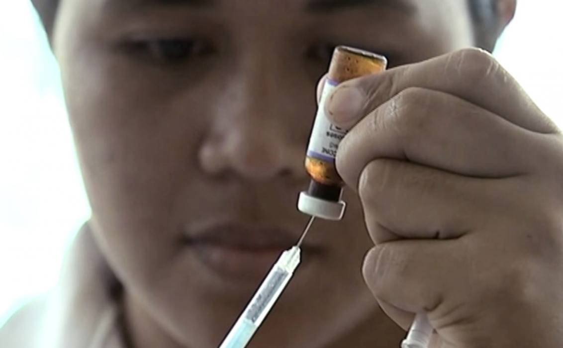 Nyzeeländsk vårdpersonal förbereder en spruta med mässlingvaccin vid en klinik i Apia, Samoa.