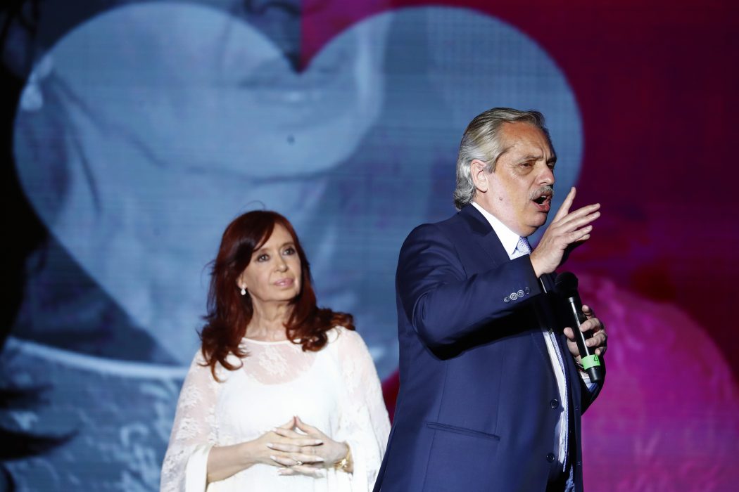 Argentinas nytillträdda president Alberto Fernández talar till anhängare utanför presidentpalatset i Buenos Aires på tisdagen.
