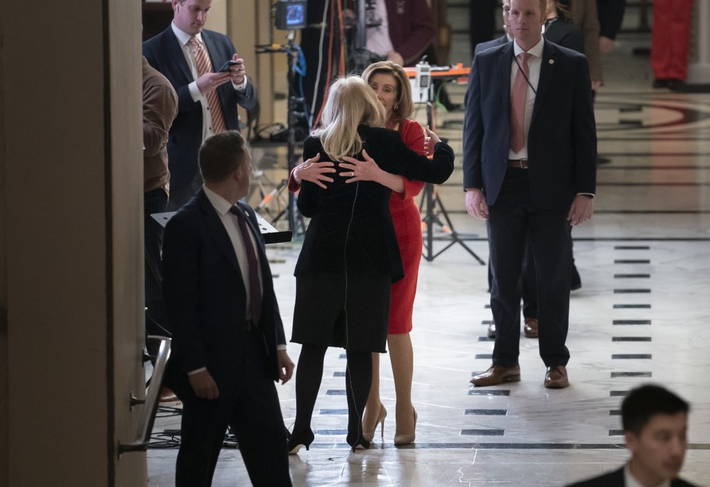 Talman Nancy Pelosi kramar om sin demokratiska kollega Debbie Dingell som utsatts för osedvanligt obehagliga påhopp från Donald Trump.