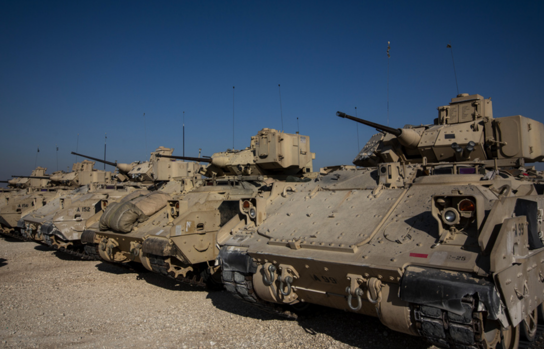 Amerikanska stridsfordon vid en militärbas i nordöstra Syrien.