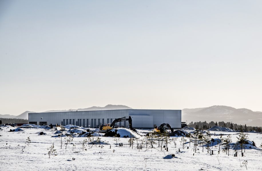 Flygplatsen i Sälen har väckt blandade känslor och regeringen har mött kritik för att de investerat  250 av 700 miljoner i den privatägda flygplatsen.