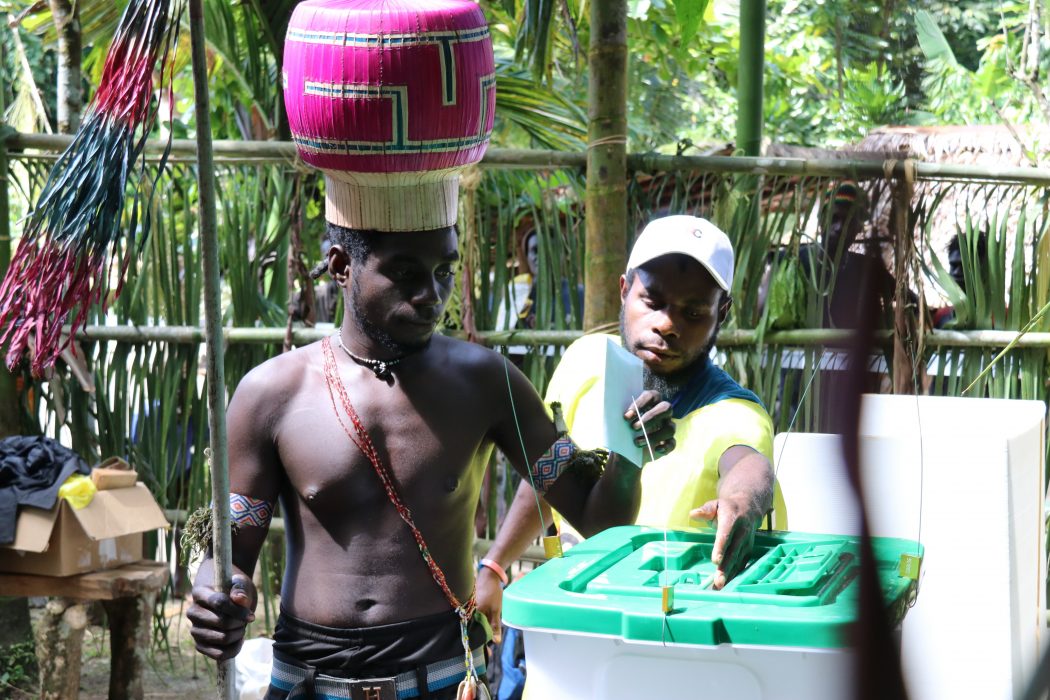 En man röstar om självständighet i Teau i Bougainville i slutet av november.