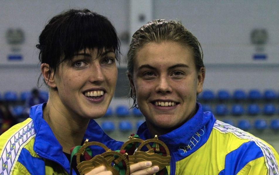 Simmarna Therese Alshammar, 100 meter fritt, och Anna-Karin Kammerling, 50 meter fjäril, visar sina guldmedaljer som de erövrade för 20 år sedan, 1999.