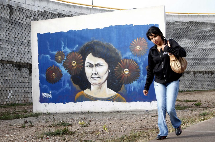 Muralmålning på miljöaktivisten och urfolksledaren Berta Caceres i Tegucigalpa, Honduras.