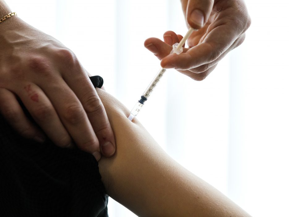 Genom att se hur mycket antikroppar barnen producerar vid vaccinering kan man se om immunförsvaret påverkats.