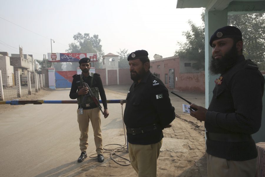 Polis vaktar fängelset i Multan där den nu dödsdömde Junaid Hafeez hållits i sex år.