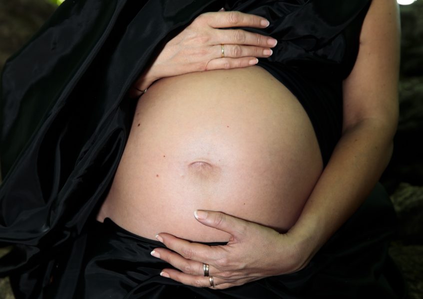 Många av de sjukdomar som drabbar kvinnor i högre utsträckning än män har med graviditet och förlossning att göra.